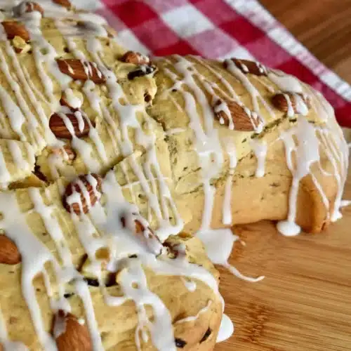 Easter Dove Cake: Create This Traditional Delight at Home 2 A beautifully decorated Easter Dove Cake with floral designs for festive occasions.